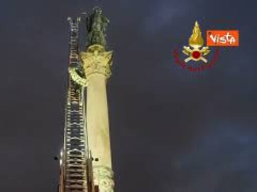 Omaggio alla Madonna dell’Immacolata dai Vigili del Fuoco, una corona di fiori tra le sue braccia