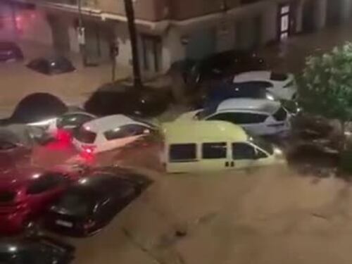 Alluvioni a Valencia, le auto galleggiano sull'acqua e si scontrano tra di loro