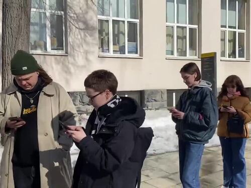 La fila di elettori a Ekaterimburg per il "Mezzogiorno contro Putin"