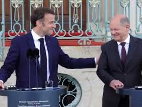 La stretta di mano tra Macron e Scholz a Berlino al termine della conferenza stampa congiunta