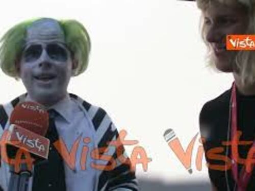 Venezia 81, due cosplayer ispirati a Beetlejuice in attesa del red carpet del film di Tim Burton