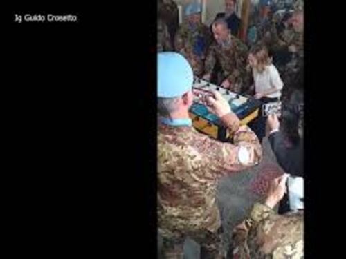 Meloni in Libano gioca a biliardino con i militari italiani