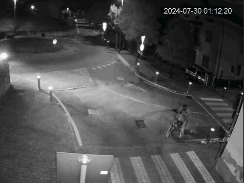 Uccide Sharon, poi fugge in bici. Le immagini che incastrano Moussa Sangare