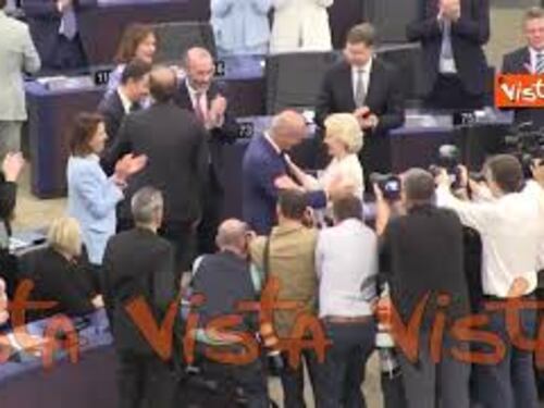 Von der Leyen rieletta presidente commissione con 401 voti. Per lei baci, abbracci e fiori