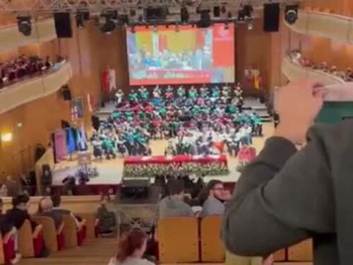 Irruzione di Cambiare rotta durante l'intervento del ministro Bernini a Bologna