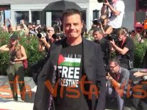 "Free Palestine", la scritta sulla maglia di Lino Musella sul red carpet di Venezia