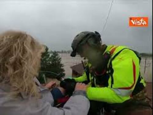 Maltempo Emilia-Romagna, i soccorsi sui tetti con l'elicottero della Difesa