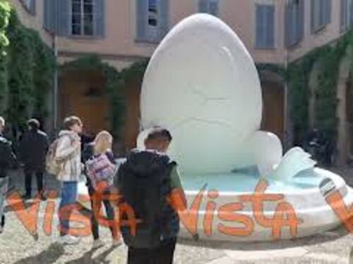 L'uovo di drago gigante di Alessi spicca al Fuorisalone di Milano