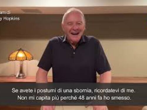 Gli auguri di buon anno di Anthony Hopkins: "Voi bevete pure, io no perché ho smesso"