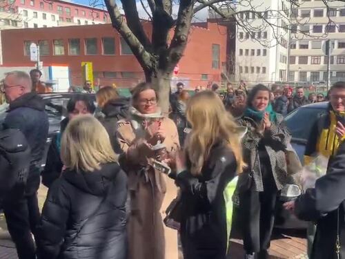 Yulia Navalnaya accolta dagli applausi dei sostenitori del marito a Berlino
