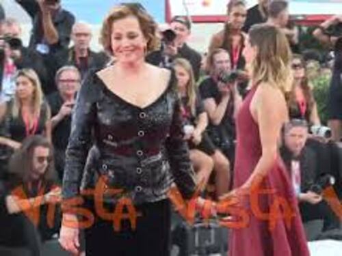 Sigourney Weaver e Camille Cottin si salutano sorridenti sul red carpet