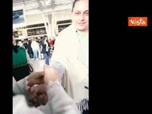 Festa di Baba Marta in Bulgaria, le tradizionali Martenize donate a passeggeri aeroporto di Sofia