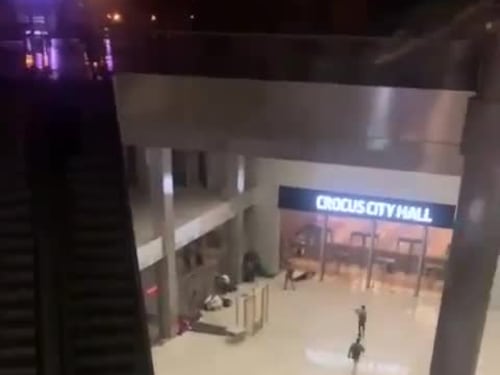 L'irruzione dei terroristi nella sala concerti di Mosca