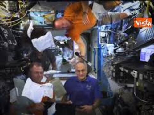 ‘Happy Thanksgiving’ da Stazione Spaziale Internazionale, ecco il menù - e cibo fluttua nello spazio