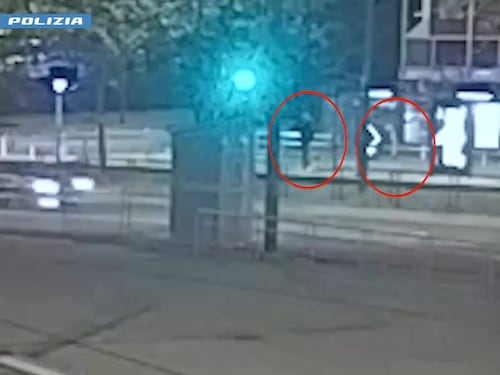 Milano, ragazzo viene minacciato dagli egiziani e accoltellato: il video