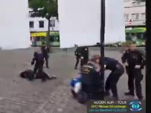 L'attacco con coltello alla manifestazione anti-islam in Germania