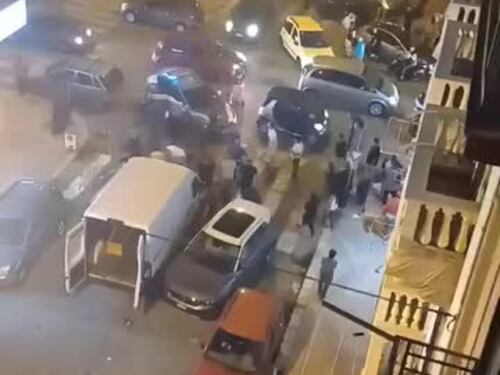 Polizia salva un pakistano dal linciaggio: ha molestato una donna e la figlia piccola