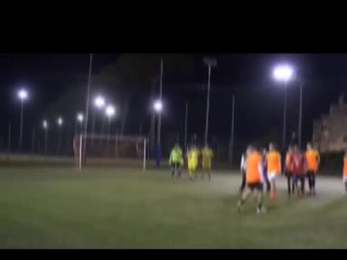 Accoltella sul campo di calcio due giocatori avversari: "Uccidili, uccidili"