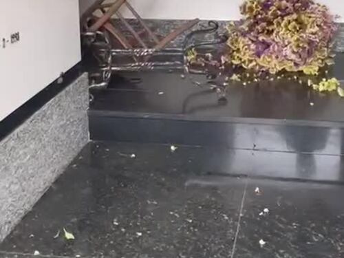 La devastazione di una cappella nel cimitero di Serina