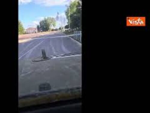 A bordo di un mezzo militare ucraino per le strade deserte di Kursk