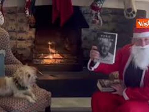 Boris Johnson vestito da Babbo Natale promuove il suo libro "Unleashed"