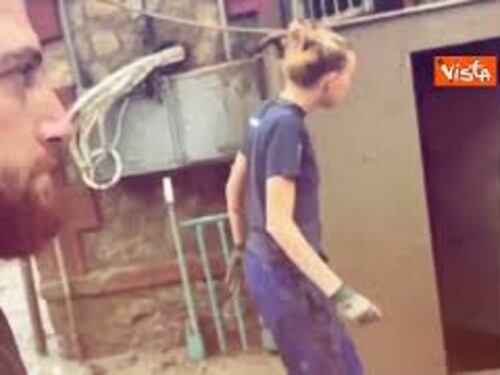 Maltempo in Emilia-Romagna, il videoracconto di Gianni Morandi con i volontari al lavoro nel fango