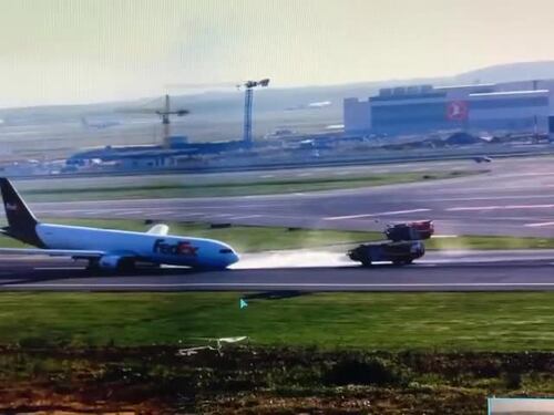 Istanbul, paura all'aeroporto: Boenig 767 ha problemi al carrello, l'atterraggio choc | Video