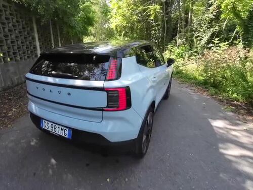 Volvo EX30 RWD Ultra, la prova su strada del nuovo SUV elettrico