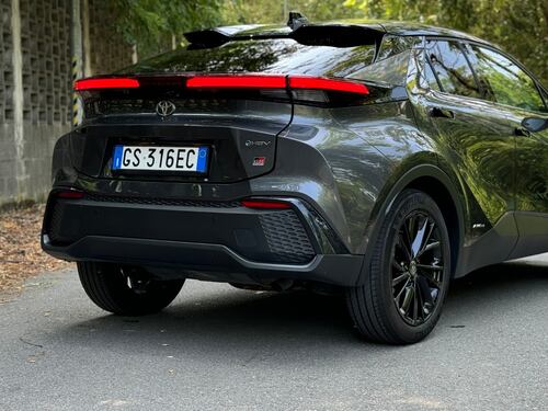 Toyota C-HR 2024: guarda il video del nuovo crossover ibrido di riferimento
