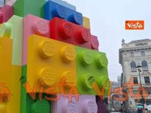 Lego celebra la Pasqua a Milano con un uovo gigante, l'installazione in Piazza Cordusio