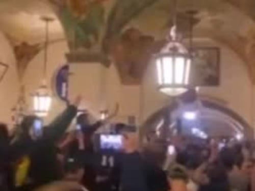 Cori e saluti romani: il ritrovo dei tifosi biancocelesti nella birreria cara a Hitler