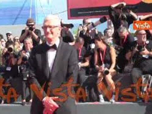 Venezia 81, il Ceo di Apple Tim Cook sul red carpet di Disclaimer