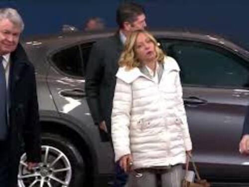 L'arrivo di Meloni al Consiglio Europeo a Bruxelles con cappotto total white