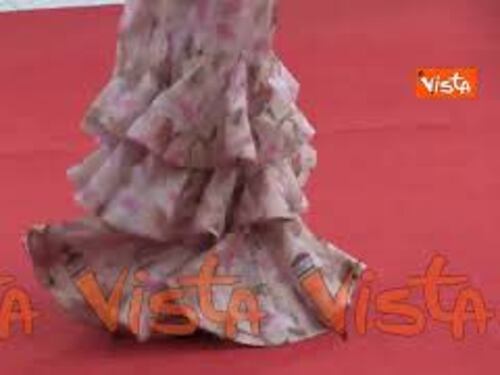 Venezia 81, Chiara Francini sfila sul red carpet con un romantico abito floreale