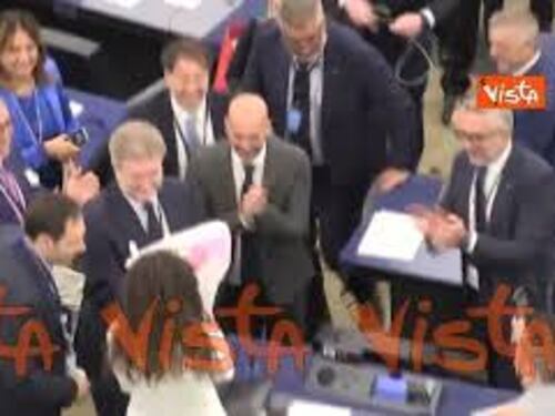 Applauso e fiori per Antonella Sberna dopo l'elezione come vicepresidente Parlamento Ue