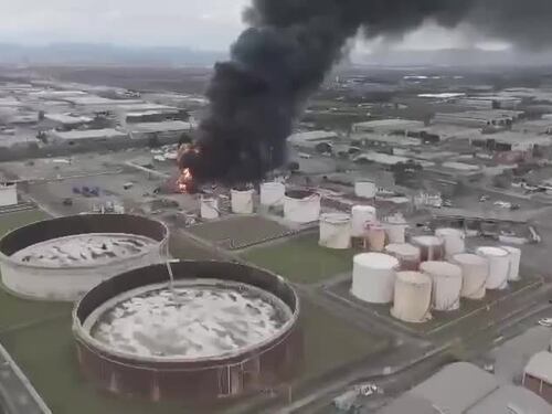 Il deposito Eni in fiamme a Calenzano