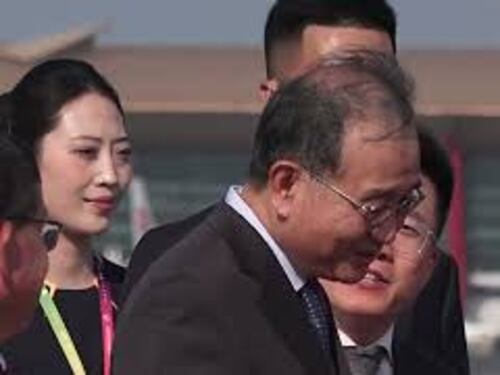 Meloni in visita ufficiale in Cina. L'arrivo a Pechino con la figlia Ginevra