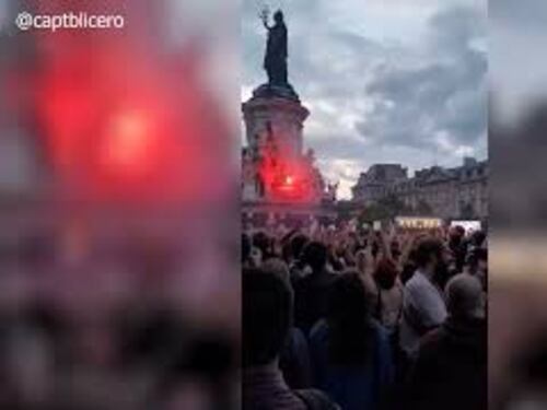 Le proteste a Parigi dopo i risultati delle elezioni francesi: "Siamo tutti antifascisti"