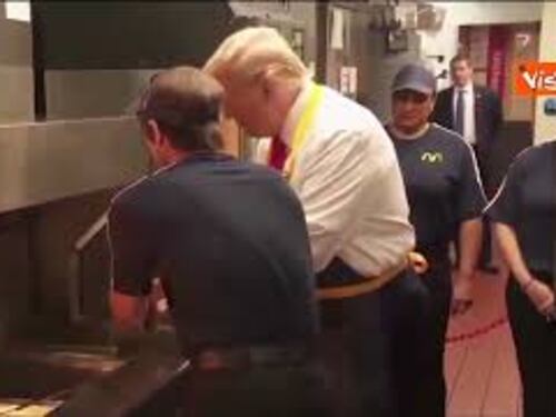 Trump lavora al Mc Donald per un giorno, frigge patatine e serve i clienti del McDrive