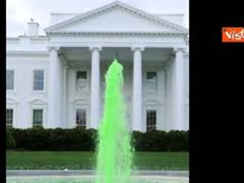 San Patrizio, l'acqua della fontana della Casa Bianca si colora di verde