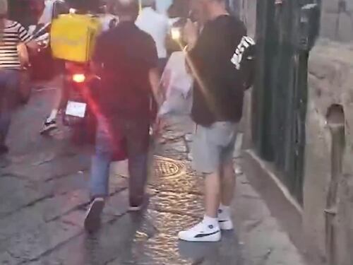 Ragazza contromano aggredisce una famiglia con tre figli, far west nel centro di Napoli
