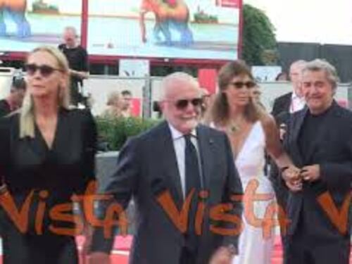 Venezia 81, De Laurentiis sfila sul red carpet con tutta la famiglia: "Forza Napoli? Sempre"