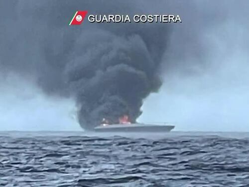 Imbarcazione a fuoco vicino all'Isola d'Elba: paura per Stefania Craxi e il marito. Il video della Guardia costiera