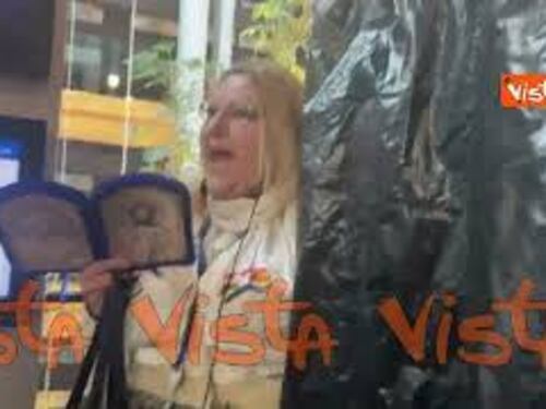 Eurodeputata espulsa da aula mostra sacco nero: Qui hanno messo migliaia romeni con scusa del Covid