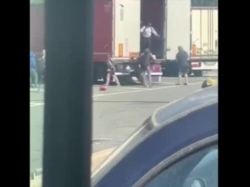Camionista frusta migranti per farle scendere dall'auto
