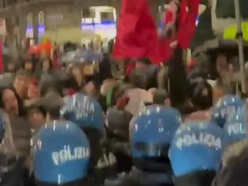 L'attacco dei centri sociali al cordone di polizia di via Padova