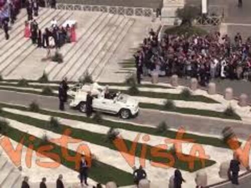 Domenica delle Palme, Papa Francesco passa con il papamobile e saluta i fedeli in piazza San Pietro