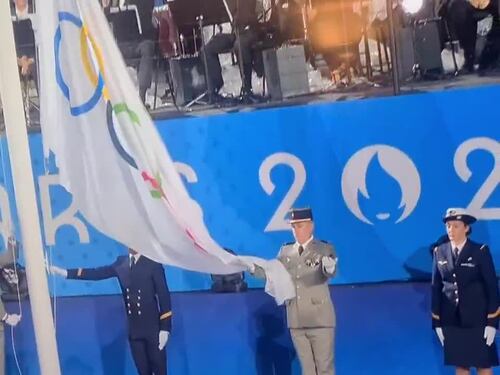 Bandiera olimpica al contrario alle Olimpiadi di Parigi