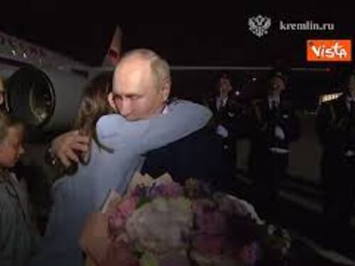 Putin accoglie con un mazzo di fiori all'aeroporto i prigionieri russi dopo scambio con gli Usa