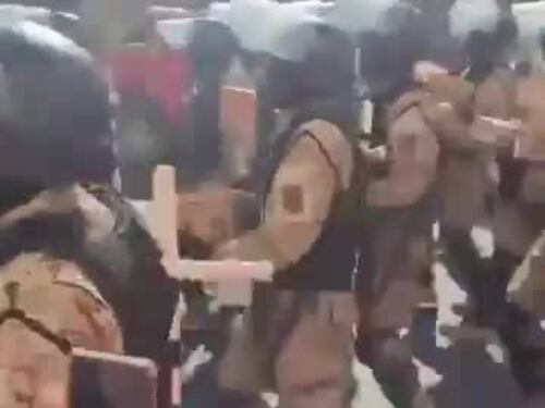 Militari del golpe Bolivia in marcia verso il Palazzo del Governo a La Paz